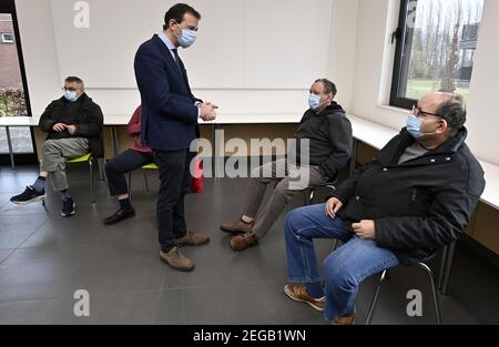 Der flämische Minister für Wohlfahrt Wouter Beke beim Start der Impfkampagne COVID-19 für Menschen mit Behinderungen, Donnerstag, den 18. Februar Stockfoto