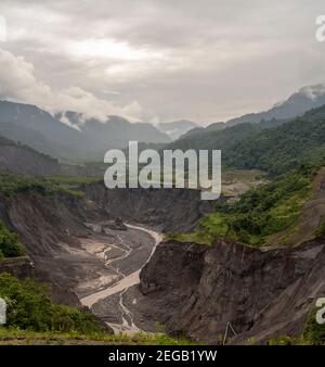 Katastrophale Erosion im Rio Coca Valley, Ecuador, Januar 2021 ein Jahr nach dem Einsturz des San Rafael Wasserfalls. Stockfoto