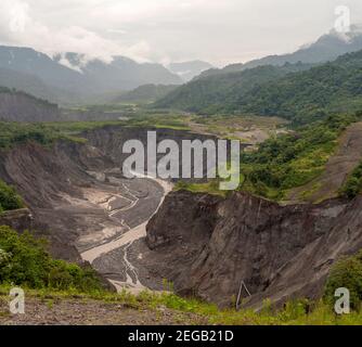 Katastrophale Erosion im Rio Coca Valley, Ecuador, Januar 2021 ein Jahr nach dem Einsturz des San Rafael Wasserfalls. Stockfoto