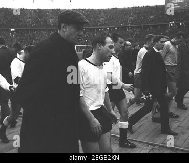 Vor 25 Jahren, am 23. Februar 1996, Helmut SCHOEN, deutsche Fußballnationalmannschaft, Bundesrepublik Deutschland - Schweden 1: 1, erstes Spiel unter dem neuen Bundestrainer Helmut SCHOEN (links), Schoen und Uwe SEELER gegen nach dem finalen Pfeifen gemeinsam aus dem Spielfeld, im Gespräch, s/w Aufnahme, Landschaftsformat, 12. Mai 1964. â Verwendung weltweit Stockfoto