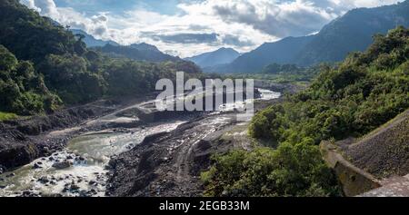 Katastrophale Erosion im Rio Coca Valley, Ecuador, Januar 2021 ein Jahr nach dem Einsturz des San Rafael Wasserfalls. Stockfoto