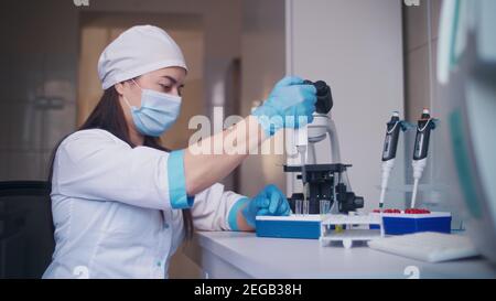 Der Chemiker mischte die Chemikalien, um antiretrovirale Medikamente im Labor zu finden. Entwickler potenzieller Medikamente und Impfstoffe gegen COVID-19. Stockfoto