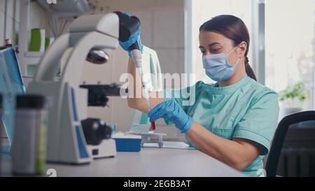 Der Chemiker mischte die Chemikalien, um antiretrovirale Medikamente im Labor zu finden. Stockfoto