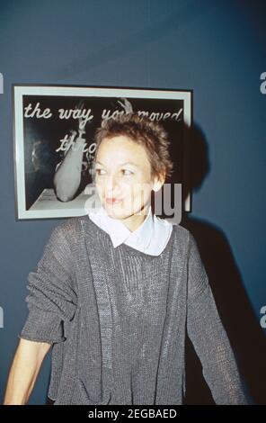 Laurie Anderson, amerikanische Performance-Künstlerin, Musikerin und Filmregieurin, bei der Pressekonferenz zu ihrer Ausstellung "The Record of the Time" im Museum Kunst palast in Düsseldorf, Deutschland 2003. Die amerikanische Performancekünstlerin, Musikerin und Filmregissorin Laurie Anderson auf der Pressekonferenz ihrer Ausstellung "The Record of the Time" in Düsseldorf, Deutschland 2003. Stockfoto