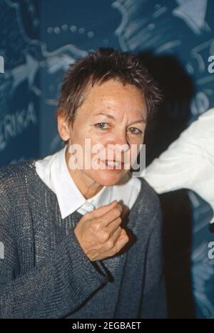 Laurie Anderson, amerikanische Performance-Künstlerin, Musikerin und Filmregieurin, bei der Pressekonferenz zu ihrer Ausstellung "The Record of the Time" im Museum Kunst palast in Düsseldorf, Deutschland 2003. Die amerikanische Performancekünstlerin, Musikerin und Filmregissorin Laurie Anderson auf der Pressekonferenz ihrer Ausstellung "The Record of the Time" in Düsseldorf, Deutschland 2003. Stockfoto