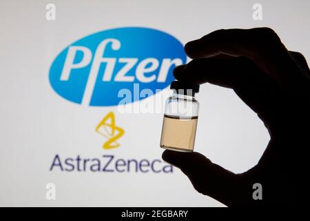 OXFORD, Großbritannien - Februar 2020: Pfizer und Astraeneca-Logos mit covid-19-Impfstoff Stockfoto