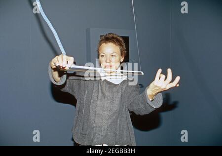 Laurie Anderson, amerikanische Performance-Künstlerin, Musikerin und Filmregieurin, bei der Pressekonferenz zu ihrer Ausstellung "The Record of the Time" im Museum Kunst palast in Düsseldorf, Deutschland 2003. Die amerikanische Performancekünstlerin, Musikerin und Filmregissorin Laurie Anderson auf der Pressekonferenz ihrer Ausstellung "The Record of the Time" in Düsseldorf, Deutschland 2003. Stockfoto