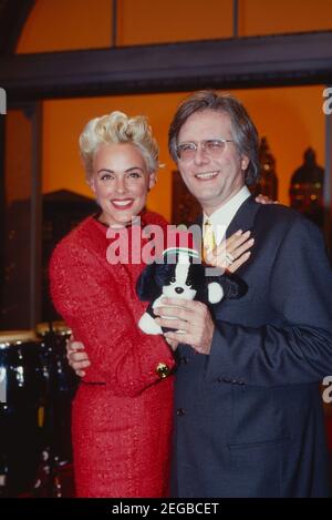 Harald-Schmidt-Show, Unterhaltungs-Stalkshow, Deutschland 1995 - 2003, Gaststar: Schauspielerin Brigitte Nielsen mit Harald Schmidt und Stofftier Stockfoto