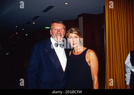 Günter Lamprecht und Claudia amm beim UFA Filmball in Düsseldorf, Deutschland 1996. Der deutsche Schauspieler Günter Lamprecht und Claudia Amm am UFA Filmball in Düsseldorf 1996. Stockfoto