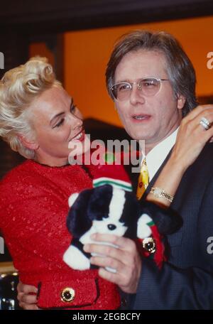 Harald-Schmidt-Show, Unterhaltungs-Stalkshow, Deutschland 1995 - 2003, Gaststar: Schauspielerin Brigitte Nielsen mit Harald Schmidt und Stofftier Stockfoto