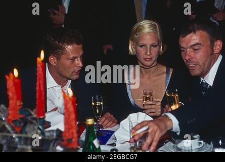 Til Schweiger mit Ehefrau Dana beim UFA Filmball in Düsseldorf, Deutschland 1996. Der deutsche Schauspieler Til Schweiger und seine Frau Dana am UFA Filmball in Düsseldorf 1996. Stockfoto