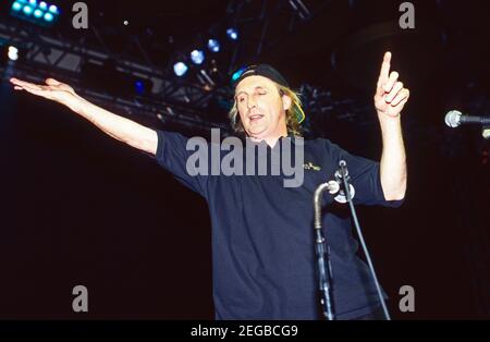 Otto Waalkes bei einem Auftritt beim UFA Filmball in Düsseldorf, Deutschland 1996. Der deutsche Komiker Otto Waalkes tritt 1996 beim UFA Filmball in Düsseldorf auf. Stockfoto