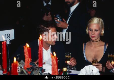 Til Schweiger mit Ehefrau Dana beim UFA Filmball in Düsseldorf, Deutschland 1996. Der deutsche Schauspieler Til Schweiger und seine Frau Dana am UFA Filmball in Düsseldorf 1996. Stockfoto