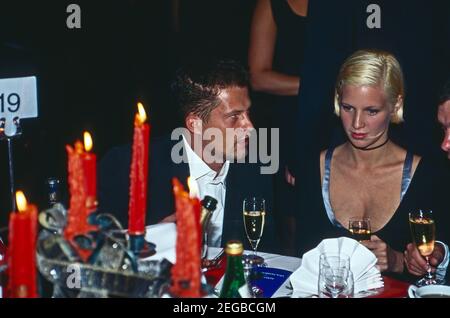 Til Schweiger mit Ehefrau Dana beim UFA Filmball in Düsseldorf, Deutschland 1996. Der deutsche Schauspieler Til Schweiger und seine Frau Dana am UFA Filmball in Düsseldorf 1996. Stockfoto