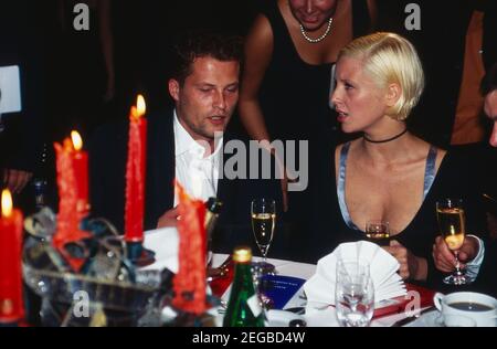 Til Schweiger mit Ehefrau Dana beim UFA Filmball in Düsseldorf, Deutschland 1996. Der deutsche Schauspieler Til Schweiger und seine Frau Dana am UFA Filmball in Düsseldorf 1996. Stockfoto