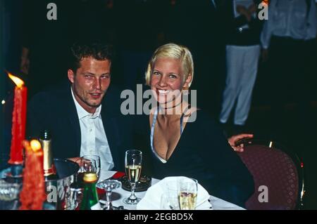 Til Schweiger mit Ehefrau Dana beim UFA Filmball in Düsseldorf, Deutschland 1996. Der deutsche Schauspieler Til Schweiger und seine Frau Dana am UFA Filmball in Düsseldorf 1996. Stockfoto