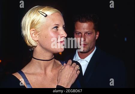 Til Schweiger mit Ehefrau Dana beim UFA Filmball in Düsseldorf, Deutschland 1996. Der deutsche Schauspieler Til Schweiger und seine Frau Dana am UFA Filmball in Düsseldorf 1996. Stockfoto