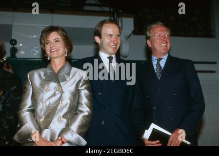 Fürstin Gloria von Thurn und Taxis, Simon de Pury, Sotheby's Europa-Chef und Heinrich Graf von Spreti, Chef von Sotheby's München, Aufnahme von 1995. Fürstin Gloria von Thurn und Taxis, Simon de Pury, Head of Sotheby's Europe und Heinrich Graf von Spreti, Head of Sotheby's Munich, aufgenommen 1995. Stockfoto