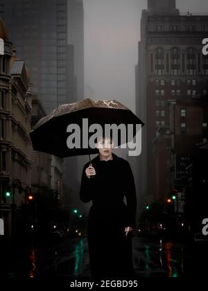 Frau im Regen Stockfoto