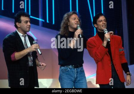 ITALIENISCHE NACHT, ZDF, gemeinsamer TV-Auftritt von Raf, Raffaele Rieboli, italienischer Sänger Songwriter, Umberto Tozzi, italienischer Pop-Rock Musiker und Enrico Ruggeri, italienischer Sänger Songwriter, 1988. ITALIENISCHE NACHT, ZDF-TV-Event, gemeinsam auf TV-Bühne: RAF, aka Raffaele Rieboli, italienischer Sänger, Songwriter, Umberto Tozzi, Italienischer Pop Rock Musiker, Enrico Ruggeri, italienischer Singer Songwriter, 1988. Stockfoto