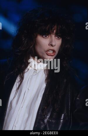 Alice, Carla Bissi, italienische Pop Sängerin, bei einem Auftritt, 1987. Alice, alias Carla Bissi, italienische Pop-Sängerin, während einer Performance, 1987. Stockfoto