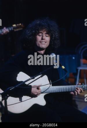 Angelo Branduardi, italienischer Musiker und Sänger, ein Cantautore, bei einem TV-Auftritt, 1990. Angelo Branduardi, italienischer Musiker und Sänger, A Cantautore, TV-Performance, 1990. Stockfoto