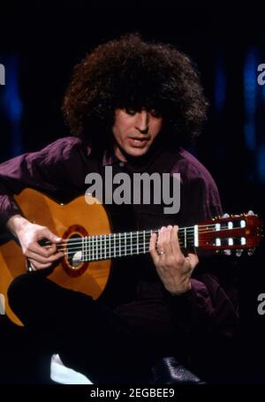 Angelo Branduardi, italienischer Musiker und Sänger, ein Cantautore, bei einem TV-Auftritt, 1990. Angelo Branduardi, italienischer Musiker und Sänger, A Cantautore, TV-Performance, 1990. Stockfoto