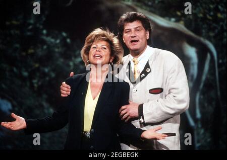 MARIANNE UND MICHAEL, Marianne und Michael Hartl, deutsches Gesangsduo der Volksmusik und TV-Moderatoren, Portrait um 1999. MARIANNE UND MICHAEL, Marianne und Michael Hartl, deutsches Volksmusik-Vokalduo und TV-Moderatorin, Portrait um 1999. Stockfoto