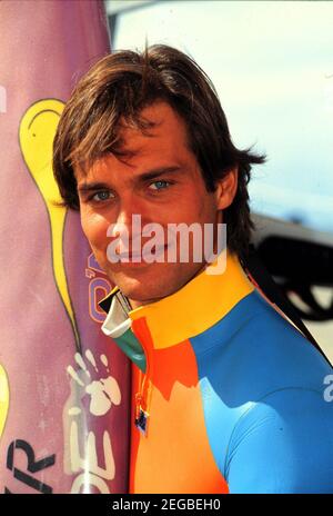 RALF BAUER, deutscher Schauspieler, als Windsurfer Niklas Andersen in der ARD-Serie: Gegen den Wind, 1995. RALF BAUER, deutscher Schauspieler als Windsurfer Niklas Andersen in der ARD-Fernsehserie: Gegen den Wind, 1995. Stockfoto