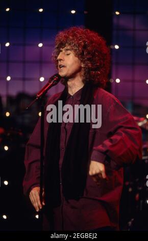 Angelo Branduardi, italienischer Musiker und Sänger, ein Cantautore, bei einem TV-Auftritt, 1995. Angelo Branduardi, italienischer Musiker und Sänger, A Cantautore, TV-Performance, 1995. Stockfoto