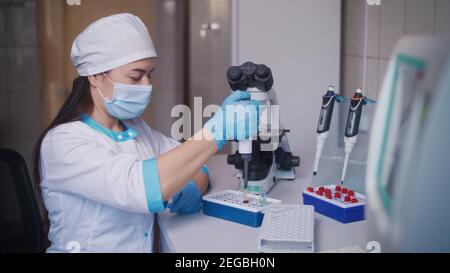 Der Chemiker mischte die Chemikalien, um antiretrovirale Medikamente im Labor zu finden. Stockfoto