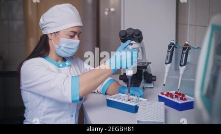 Der Chemiker mischte die Chemikalien, um antiretrovirale Medikamente im Labor zu finden. Stockfoto