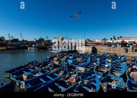 Essaouira, Marokko - 15. April 2016: Blick auf den Hafen in der Stadt Essaouira, mit den traditionellen blauen Fischerbooten, in der Atlantikküste o Stockfoto