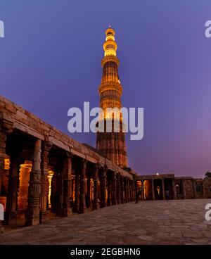 Qutub Minar (Minarett) das höchste Minarett in Indien, das 73 m hohe, sich verjüngende, fünfstöckige, aus rotem Sandstein gefertigte Turm ist. Stockfoto