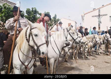 Frankreich Saintes Maries De La Mer 'Les Gardiens Camargaises', auf ihren Camargue-Pferden, warten vor der Kirche von Saintes Marie de La Mer Stockfoto