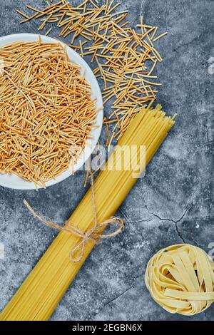 Verschiedene Arten von Pasta auf dem Marmorboden Stockfoto