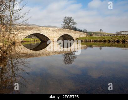 Haylands Bridge, eine alte Steinbrücke über den Fluss Ure bei Hawes in Wensleydale, North Yorkshire Stockfoto