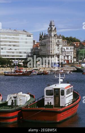 Fischerboote und Wasserfront in Darsena Marina, La Coruna, Galicien, Spanien Stockfoto