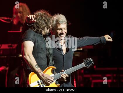 Richie Sambora und Jon Bon Jovi spielen live auf der Bühne, als Bon Jovi Songs von ihrem neuen Album 'This House is Not for Sale' im Londoner Palladium, London, präsentieren. Foto Datum: Montag 10th Oktober 2016. Bildnachweis sollte lauten: DavidJensen Stockfoto