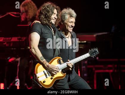 Richie Sambora und Jon Bon Jovi spielen live auf der Bühne, als Bon Jovi Songs von ihrem neuen Album 'This House is Not for Sale' im Londoner Palladium, London, präsentieren. Foto Datum: Montag 10th Oktober 2016. Bildnachweis sollte lauten: DavidJensen Stockfoto
