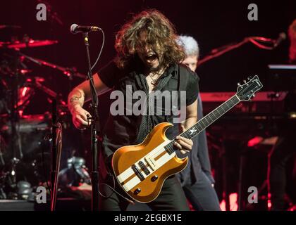 Richie Sambora von Bon Jovi spielt live auf der Bühne, als Bon Jovi Songs von ihrem neuen Album 'This House is Not for Sale' im Londoner Palladium, London, vorstellt. Foto Datum: Montag 10th Oktober 2016. Bildnachweis sollte lauten: DavidJensen Stockfoto