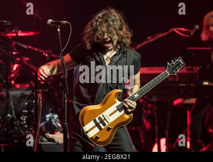 Richie Sambora von Bon Jovi spielt live auf der Bühne, als Bon Jovi Songs von ihrem neuen Album 'This House is Not for Sale' im Londoner Palladium, London, vorstellt. Foto Datum: Montag 10th Oktober 2016. Bildnachweis sollte lauten: DavidJensen Stockfoto