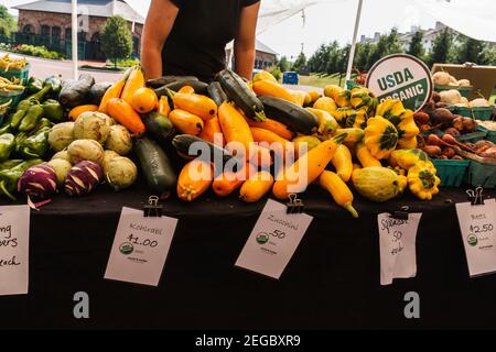 Eine Vielzahl von frischen Bio-Produkten bunt auf einem Bauernhof Standtisch angezeigt. Stockfoto