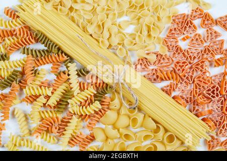 Verschiedene Formen von Pasta auf weißem Hintergrund Stockfoto