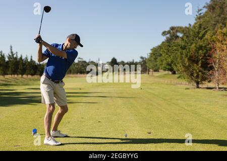 Kaukasischer Senior Mann hält Golfschläger Vorbereitung für Schuss auf Das Grün Stockfoto