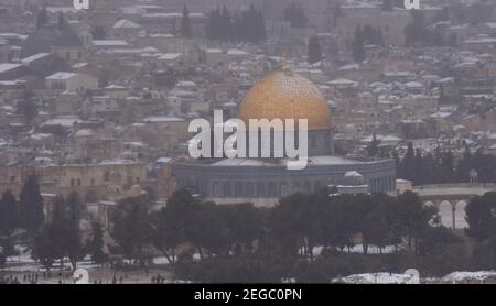 Jerusalem, Israel. Februar 2021, 18th. Ein Blick auf den Schnee auf dem Felsendom im Al Aqsa Moschee Gelände in der Altstadt von Jerusalem, am Donnerstag, den 18. Februar 2021. Foto von Debbie Hill/UPI Kredit: UPI/Alamy Live Nachrichten Stockfoto