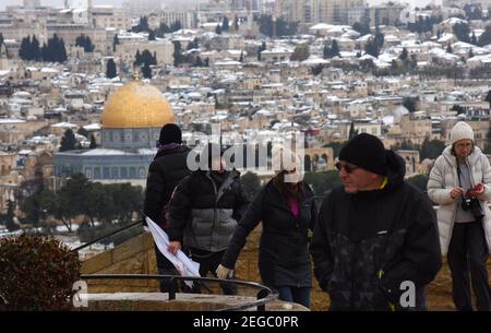 Jerusalem, Israel. Februar 2021, 18th. Am Donnerstag, den 18. Februar 2021, wandern die Menschen auf dem Ölberg mit Blick auf den Schnee auf dem Felsendom im Al Aqsa-Moschee-Gelände in der Altstadt Jerusalems. Foto von Debbie Hill/UPI Kredit: UPI/Alamy Live Nachrichten Stockfoto