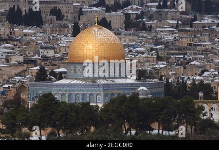 Jerusalem, Israel. Februar 2021, 18th. Ein Blick auf den Schnee auf dem Felsendom im Al Aqsa Moschee Gelände in der Altstadt von Jerusalem, am Donnerstag, den 18. Februar 2021. Foto von Debbie Hill/UPI Kredit: UPI/Alamy Live Nachrichten Stockfoto