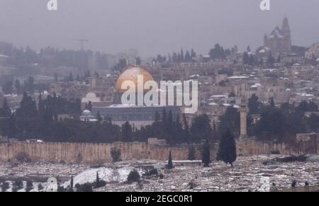 Jerusalem, Israel. Februar 2021, 18th. Ein Blick auf den Schnee auf dem Felsendom im Al Aqsa Moschee Gelände in der Altstadt von Jerusalem, am Donnerstag, den 18. Februar 2021. Foto von Debbie Hill/UPI Kredit: UPI/Alamy Live Nachrichten Stockfoto