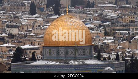 Jerusalem, Israel. Februar 2021, 18th. Ein Blick auf den Schnee auf dem Felsendom im Al Aqsa Moschee Gelände in der Altstadt von Jerusalem, am Donnerstag, den 18. Februar 2021. Foto von Debbie Hill/UPI Kredit: UPI/Alamy Live Nachrichten Stockfoto